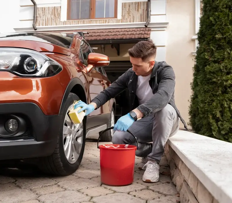 Lavage auto à domicile Vieux-Pont : professionnel intervenant sur un véhicule